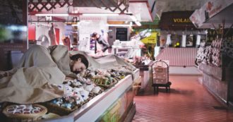 Copertina di “Stringimi forte” per dimenticare l’abbandono