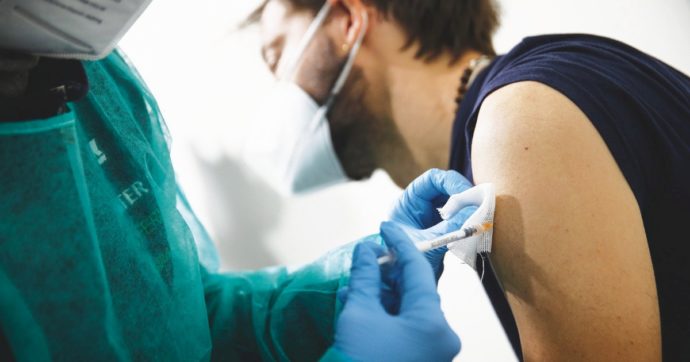 Covid, stanziati 150 milioni per i danni da vaccino. Le famiglie: “Briciole”