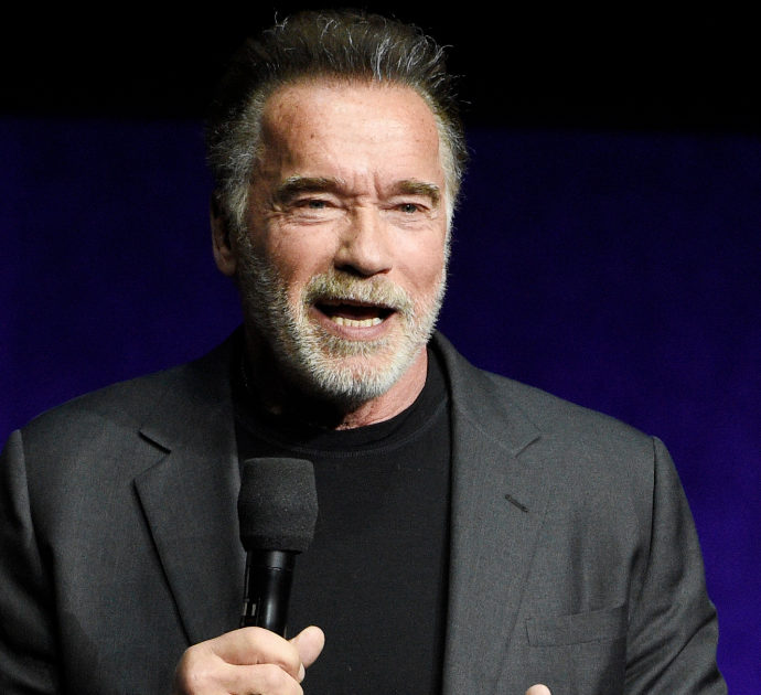 Arnold Schwarzenegger, incidente stradale “da film”: il suo Suv finisce sopra una Toyota e si scontra poi con una Porsche. Nessun ferito grave