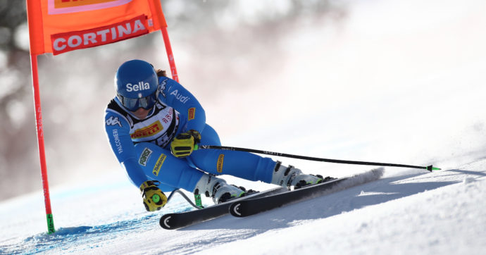 Coppa del mondo di sci, Elena Curtoni trionfa in SuperG. Paura per Sofia Goggia: brutta caduta in pista