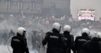 Copertina di Bruxelles, in 50mila alla manifestazione no vax contro le restrizioni anti Covid: scontri e assalto alle sedi Ue. 70 arresti e 15 in ospedale