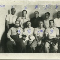 Foto di gruppo con Paolo Levi durante l’internamento a Isola del Gran Sasso (1941, fonte Cdec)