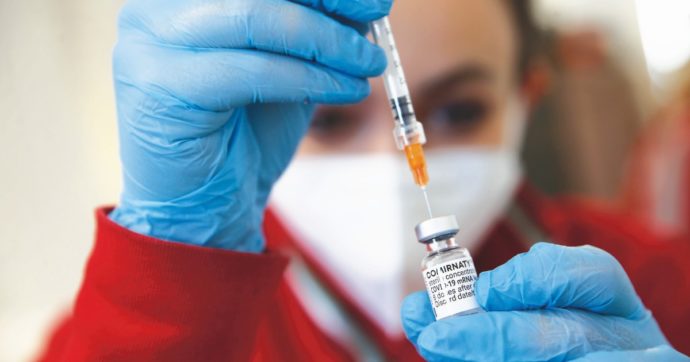 Omicron, Pfizer e Moderna pronte a far partire i test per il vaccino calibrato sulla variante