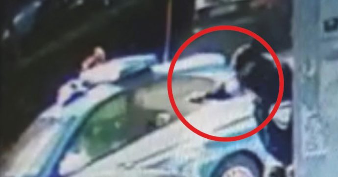 Prova a rubare un’auto poi spara agli agenti