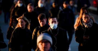 Copertina di Covid, in Russia è il giorno peggiore dall’inizio della pandemia: casi in aumento del 275%. La Francia toglie le mascherine all’aperto