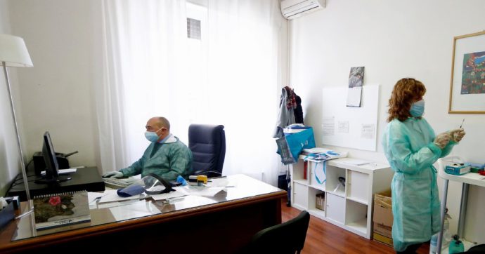 Medici di base, da convenzionati a dipendenti: rivolta dei dottori