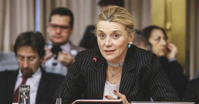 Conte vuole giocare anche la carta Belloni. “Draghi resti al governo”