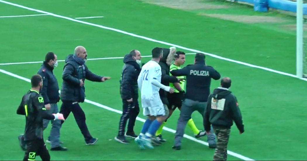Capri, partita sospesa e polizia in campo dopo un’espulsione: arbitro scortato negli spogliatoi – Video