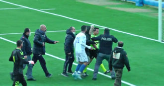 Copertina di Capri, partita sospesa e polizia in campo dopo un’espulsione: arbitro scortato negli spogliatoi – Video