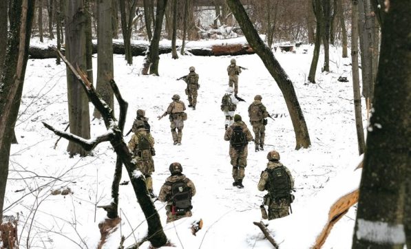 Ucraina, la Nato invia navi e aerei in Europa dell’est. Il Pentagono mette in ‘stato di allerta’ 8.500 soldati. Via il personale Usa e inglese