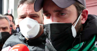 Copertina di Napoli, disoccupati regalano mascherine ffp2 ai detenuti: “Assurdo che lo Stato non abbia previsto misure straordinarie”