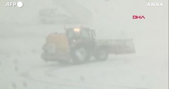 Copertina di Turchia, una bufera di neve ferma l’aeroporto di Istanbul: oltre 50 voli cancellati – Video