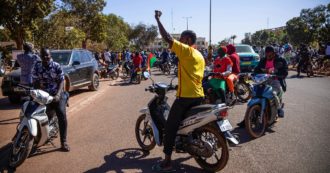Copertina di Burkina Faso, tra jihadismo e repressione: la ‘speranza tradita’ di Kaboré che ha portato al golpe. “Qualunque governo sarà migliore”