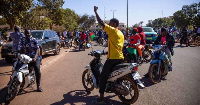 Burkina Faso, tra jihadismo e repressione: la ‘speranza tradita’ di Kaboré che ha portato al golpe. “Qualunque governo sarà migliore”
