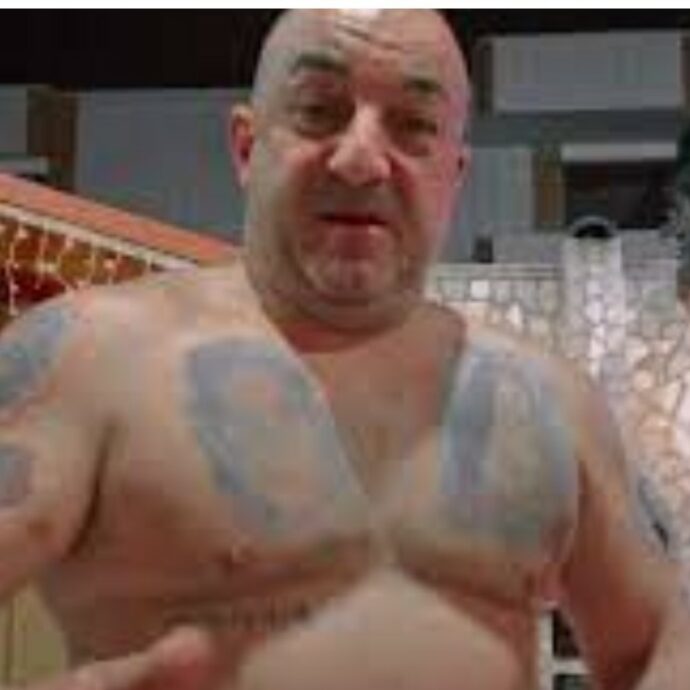 Antonio Cassano, il fratellastro Giovanni è agli arresti domiciliari e diventa una star dei social: i video di “‘u curt” spopolano su TikTok