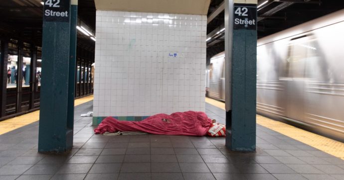 New York, bimba di un anno lasciata 5 giorni da sola col cadavere della madre: padre denuncia il dipartimento per i senzatetto