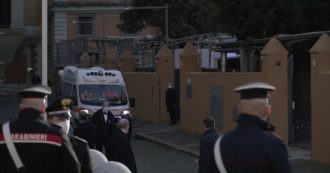 Copertina di Quirinale 2022, il primo grande elettore positivo arriva in ambulanza al drive in di Montecitorio – Video