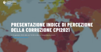 Copertina di Corruzione, l’Italia guadagna 10 posizioni nella classifica di Transparency International: “Ma criticità su whistleblowing e trasparenza”