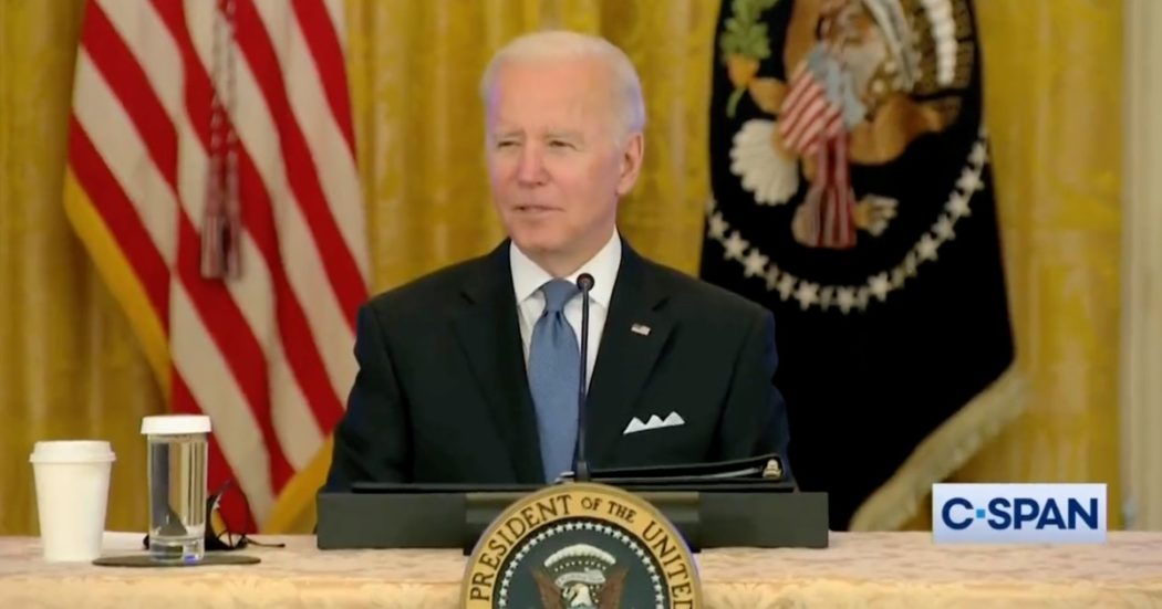 Il microfono è aperto ma Joe Biden non si trattiene. Gaffe del presidente Usa che insulta il giornalista della Fox: “Che stupido figlio di …”