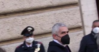 Copertina di Quirinale 2022, Casini arriva alla Camera per la seconda chiama: “Come vivo questi giorni? L’importante è la salute”