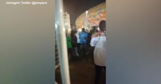 Copertina di Ressa alla coppa d’Africa, le immagini del caos prima della partita Camerun-Comore: urla e spintoni tra tifosi – Video