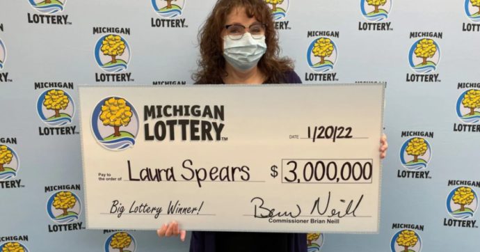 Vince alla lotteria ma la mail finisce in spam: così una 55enne scopre per caso di aver vinto 3 milioni