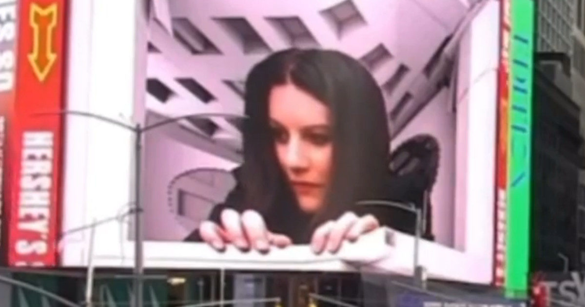 Sanremo 2022, Laura Pausini canta ‘Scatola’. La presentazione aveva scatenato l’ironia del web: “Che ansia”, “Samara”