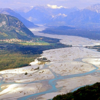 Copertina di La guerra contro l’ambiente: la svolta green può attendere
