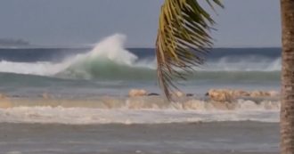 Copertina di Tonga, le onde dello tsunami si abbattono sulla costa con un boato. Diffuse le immagini riprese dalla costa dopo l’eruzione del 15 gennaio