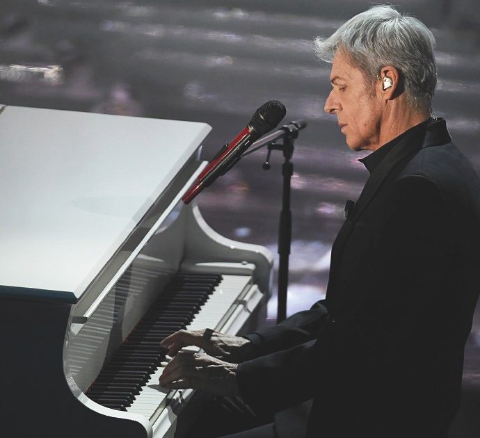 Claudio Baglioni costretto a fare il concerto in cappotto per il freddo: “Non pensavo di fare la settimana bianca a Brindisi”. Le scuse del teatro