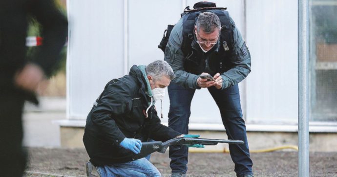 Annuncia la strage via WhatsApp, entra in aula e apre il fuoco