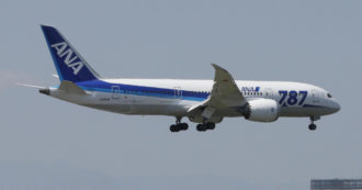 Copertina di Boeing, i ritardi sul “787 Dreamliner” zavorrano i conti. Il gruppo si attende perdite per 5,5 miliardi dal progetto