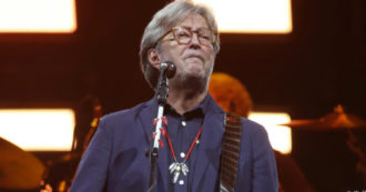 Copertina di Eric Clapton ha ancora il Covid, dopo la data di Milano saltano anche le due di Bologna. Ecco come fare con i biglietti