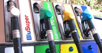 Copertina di Carburanti, i prezzi iniziano a scendere: dalle compagnie i primi tagli di 5-10 centesimi