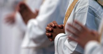 Abusi sessuali nella Chiesa, “ora una Spotlight italiana”: la campagna delle organizzazioni cattoliche. “Ma non può essere la Cei a indagare”