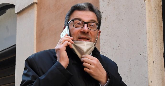 Giorgetti e gli applausi a Salvini (che lo vuole cacciare dal governo)