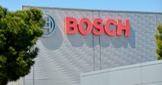 Copertina di Bosch, 700 esuberi nello stabilimento di Bari entro 5 anni. I sindacati: “Così è a rischio la sopravvivenza stessa della fabbrica”