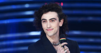 Copertina di Michele Bravi: “Solo per un po’ è diventata virale, ma tutti ignorano che parla di sesso orale”