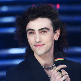 Copertina di 1 – Michele Bravi: “Sono fluido e lo racconto al mondo, ma ho pagato un prezzo”
