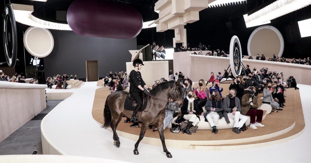 Charlotte Casiraghi a cavallo sulla passerella di Chanel fa discutere: il mondo della moda si divide e gli animalisti vanno all’attacco