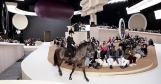 Copertina di Charlotte Casiraghi a cavallo sulla passerella di Chanel fa discutere: il mondo della moda si divide e gli animalisti vanno all’attacco