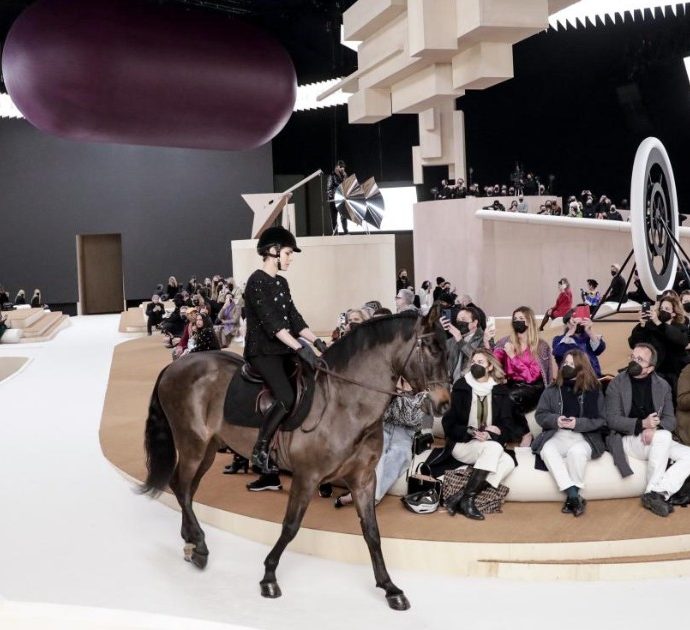 Charlotte Casiraghi a cavallo sulla passerella di Chanel fa discutere: il mondo della moda si divide e gli animalisti vanno all’attacco