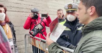 Copertina di Consigliere di Trieste senza green pass bloccato all’ingresso delle celebrazioni per la Giornata della Memoria: lui esibisce una “tessera nazista”