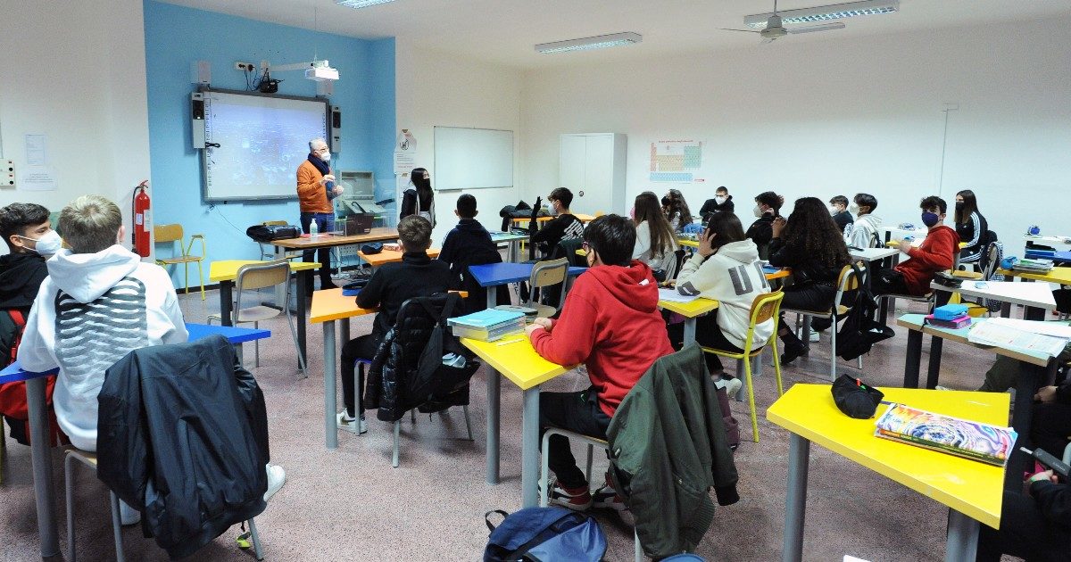 Studenti disabili a casa perché i docenti di sostegno sostituiscono quelli di ruolo assenti per Covid. Le associazioni: “Così il diritto allo studio non è garantito a tutti”