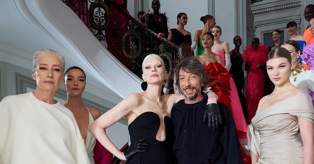 Valentino Anatomy of Couture, Pierpaolo Piccioli riscrive i canoni dell’Alta Moda: “Non è il corpo che deve adattarsi all’abito, ma il contrario” – FOTO