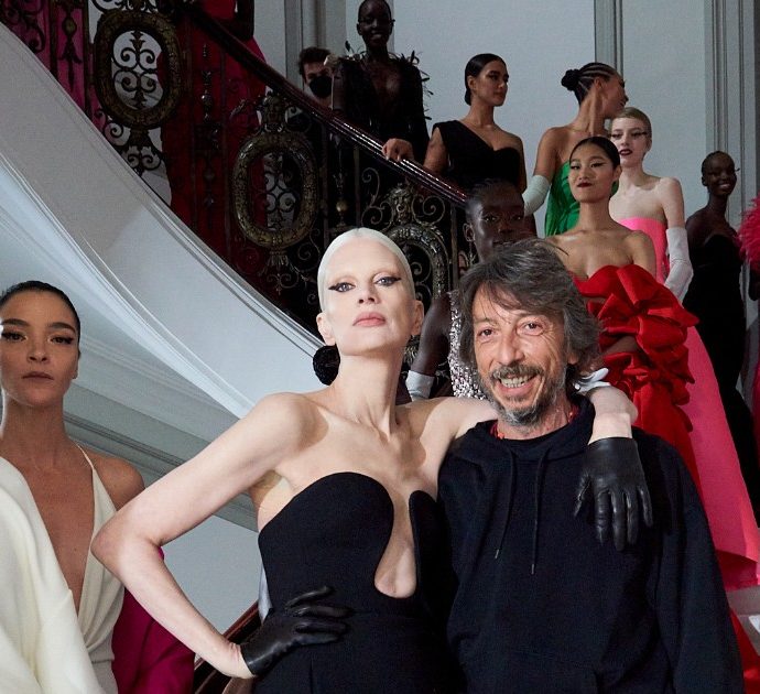 Valentino Anatomy of Couture, Pierpaolo Piccioli riscrive i canoni dell’Alta Moda: “Non è il corpo che deve adattarsi all’abito, ma il contrario” – FOTO