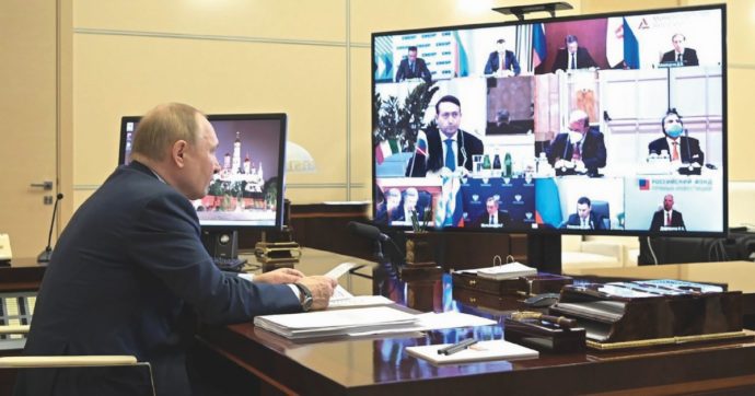 Business as usual, cortesie e miliardi tra italiani e Putin