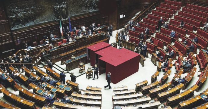 Conclave con l’intrusa Papessa, ma “lo Spirito Santo è in sonno”