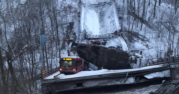Usa, crolla un ponte d’acciaio a Pittsburgh nel giorno in cui in città arriva Biden (a parlare di infrastrutture). Dieci i feriti