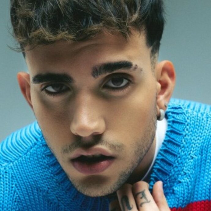Il tormentone “Loca” porta AKA 7even in tribunale: il cantante di “Amici” rinviato a giudizio dopo la denuncia di Lema, che sostiene di aver scritto il brano nel 2019 con il titolo “Loka”